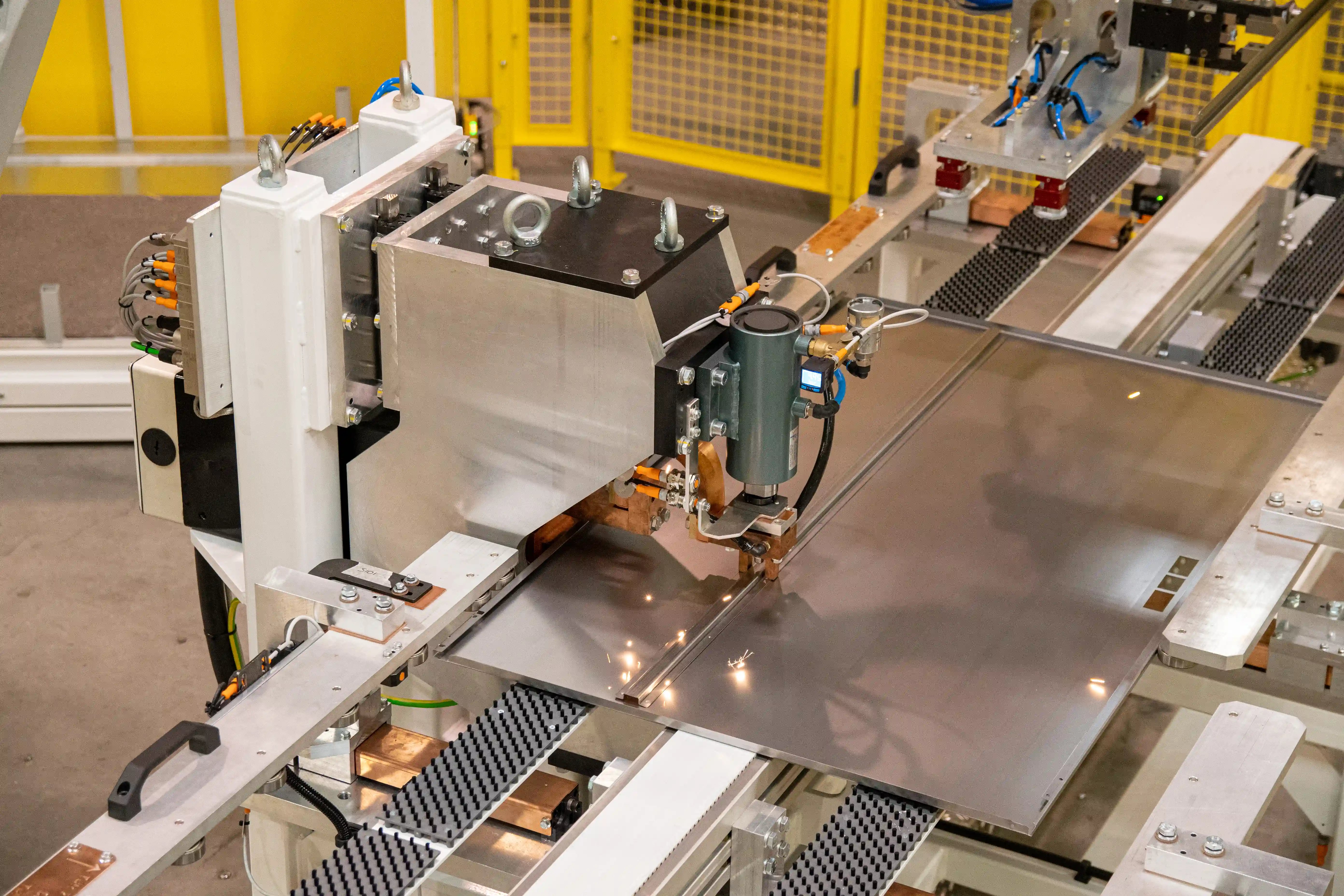 solutions_Automated manufacturing lines_Flexible manufacturing of cabinets_ (1)