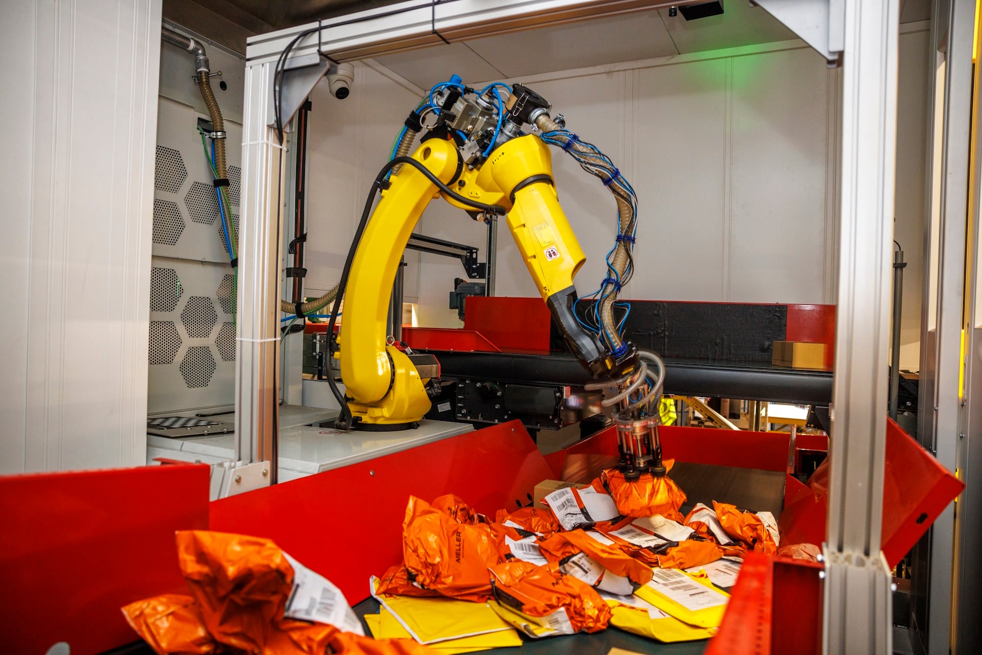 industry_intralogistics_overview_sorter induction dhl madrid_01-1